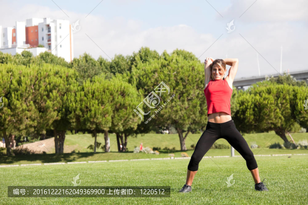 在公園里鍛煉的婦女