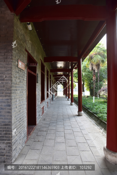小學(xué)教室前的走廊