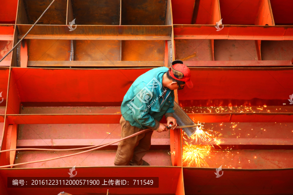 造船廠工人切割
