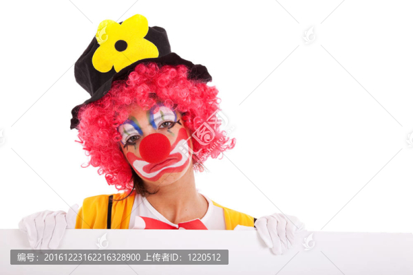 拿著旗幟的悲傷小丑