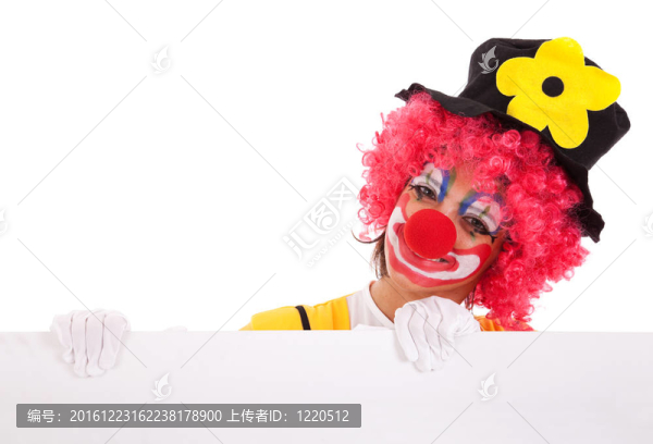 滑稽小丑拿著旗幟