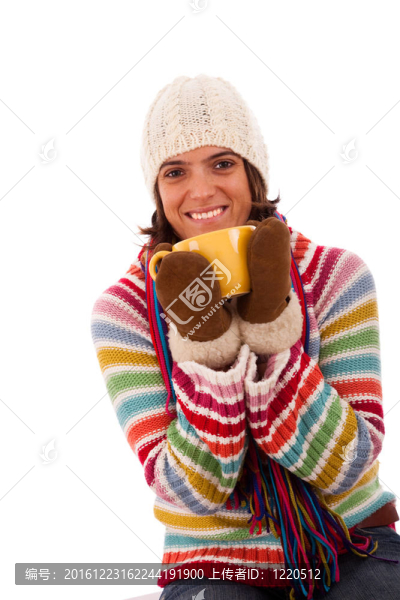 快樂(lè)的女人拿著杯子