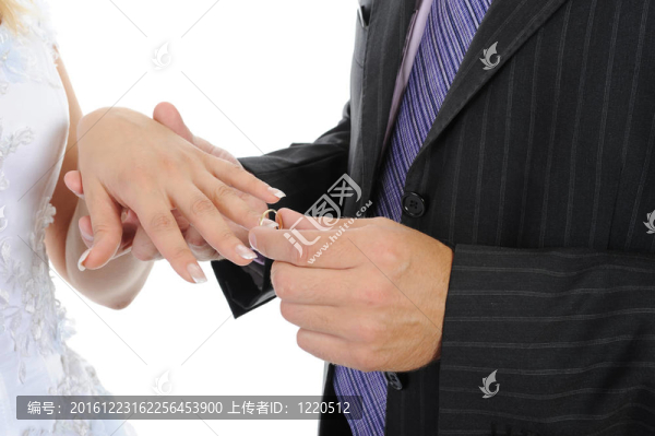 新郎戴戒指新娘