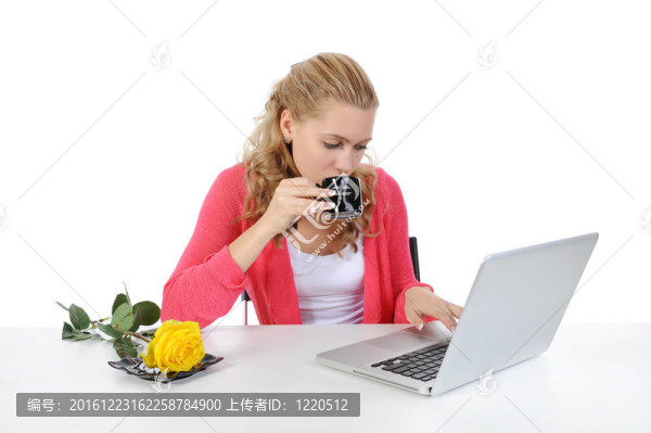 漂亮的女孩在辦公室喝早上的咖啡。