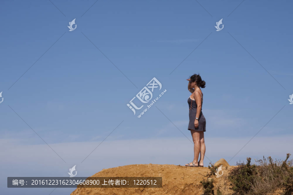 懸崖上的女人