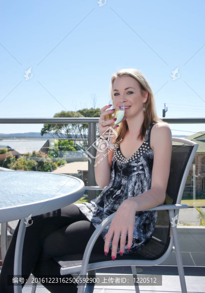 帶酒杯的年輕女子