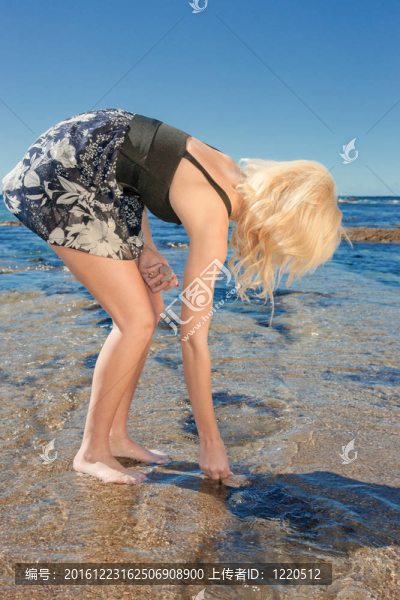 海上礁石上的年輕女子