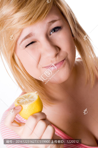 抱檸檬的少女