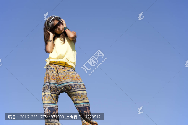 幼兒聽(tīng)音樂(lè)