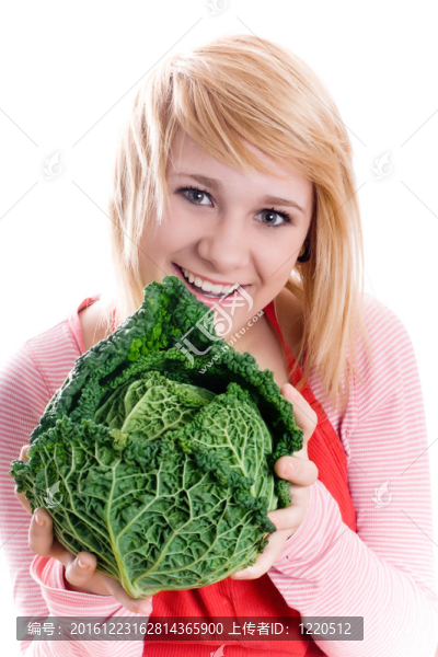美麗的女人用新鮮的卷心菜