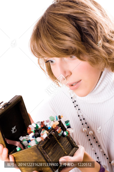 漂亮女孩看木制首飾盒