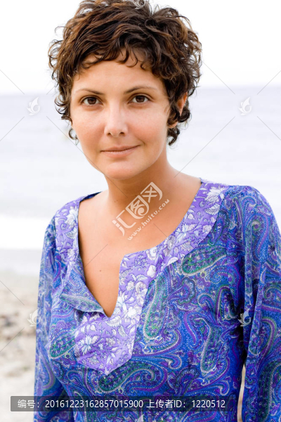 穿藍衣服的女人