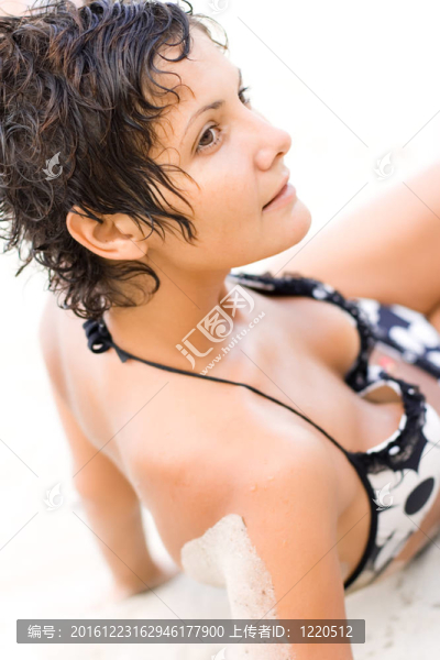 漂亮的深色的女人