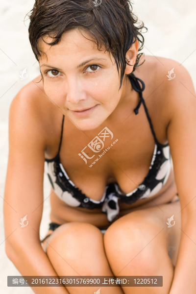 漂亮的深色的女人