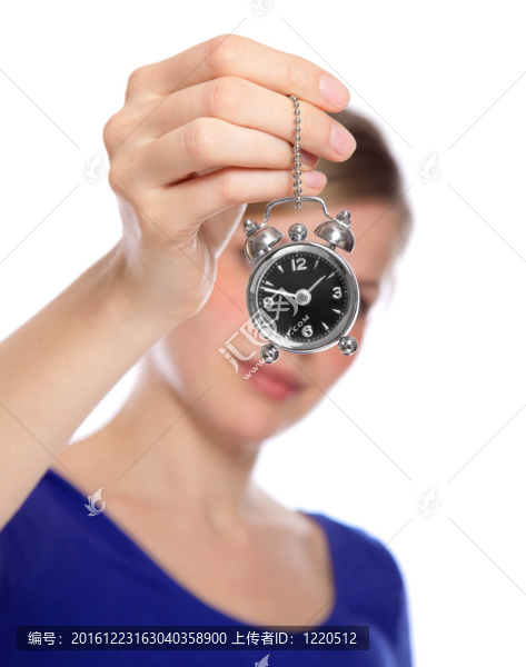 漂亮的女人手里拿著一個小鬧鐘