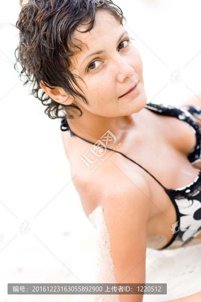 躺在沙灘上的女人