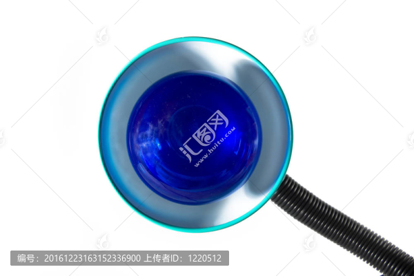現(xiàn)代臺燈在白色背景下的角落。