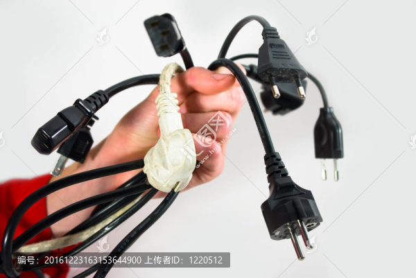 在一束從不同electrodevices各種電線堆。
