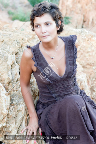 穿連衣裙的女人