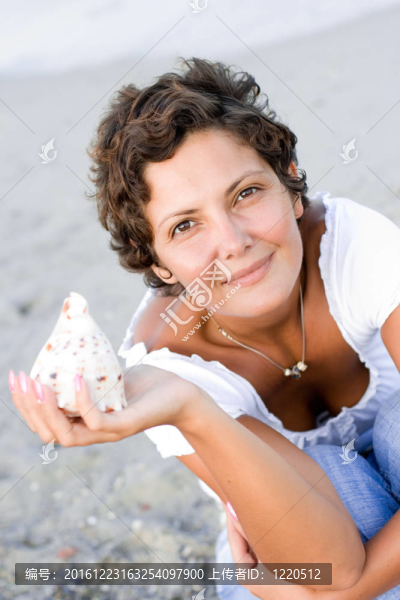 女人在海岸