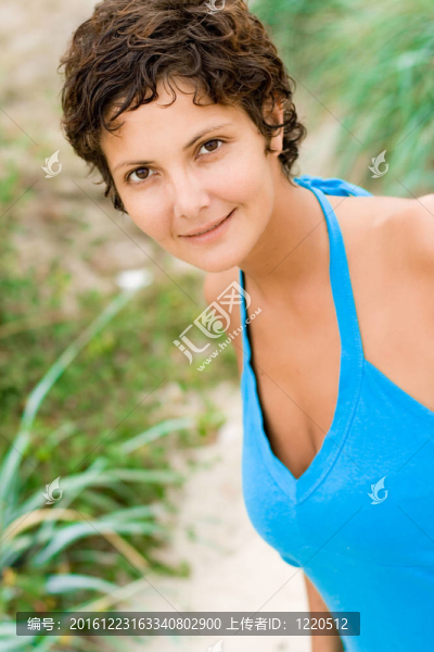 漂亮的深色的女人