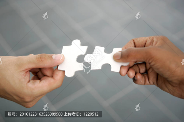 手想把兩個益智拼圖