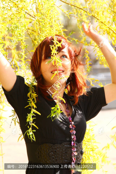 公園里的小女孩