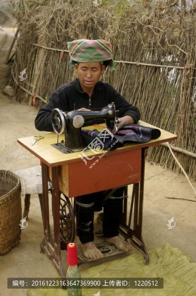 黑苗族婦女縫紉機(jī)
