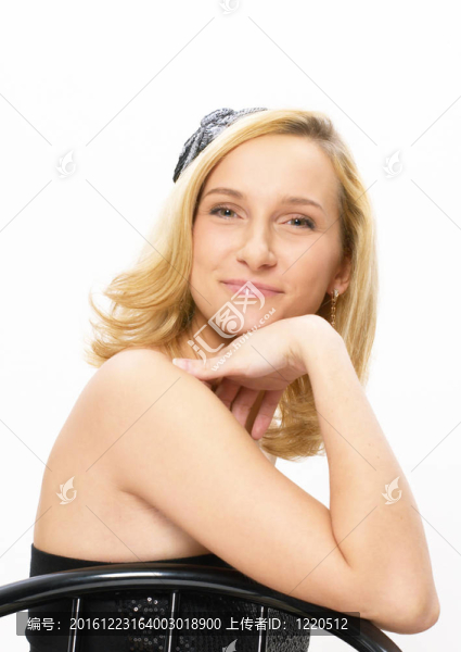 年輕的金發(fā)女子