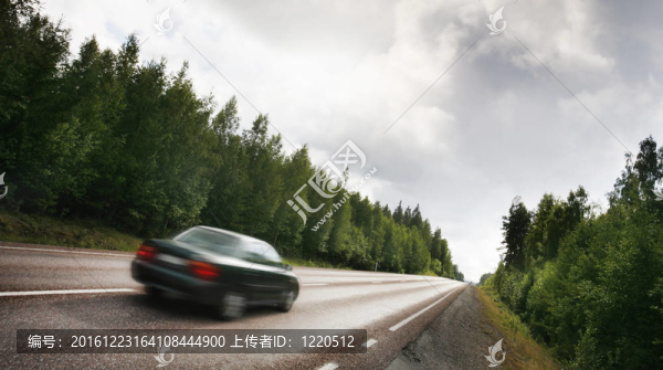 鄉(xiāng)村公路上的汽車