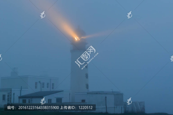 魯阿reidh燈塔在夜晚光線；蘇格蘭