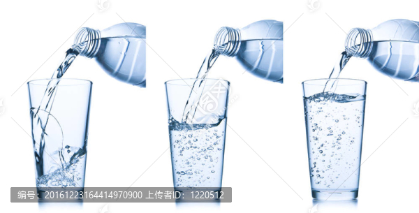 將水倒入玻璃