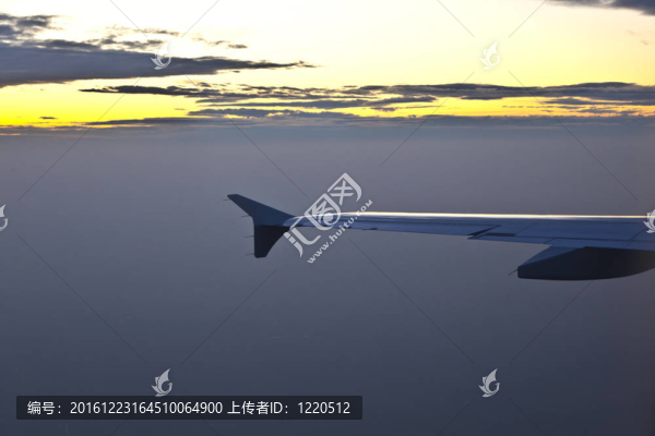 天空中飛機的翅膀