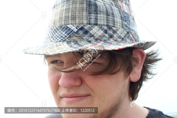 周到的少年在格子的帽子