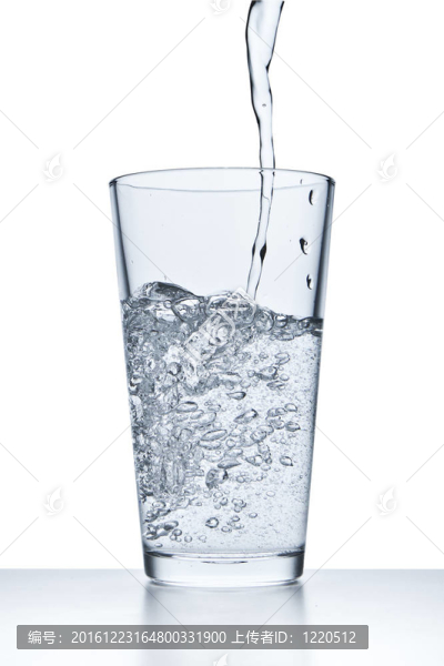 將水倒入玻璃