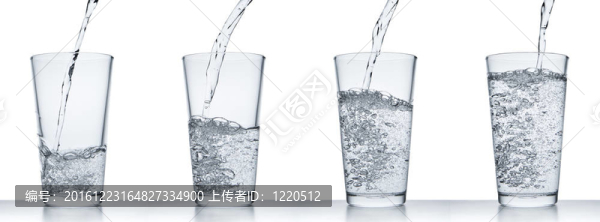 將水倒入玻璃
