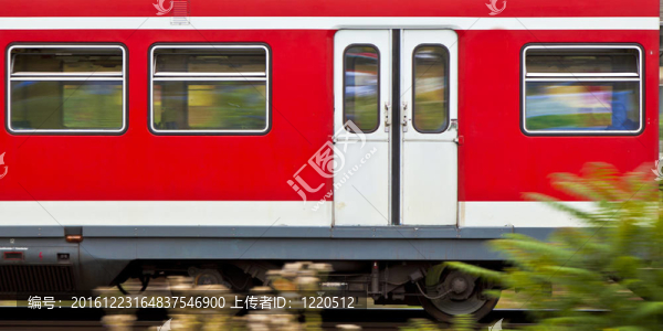在公共列車上行駛的紅色貨車