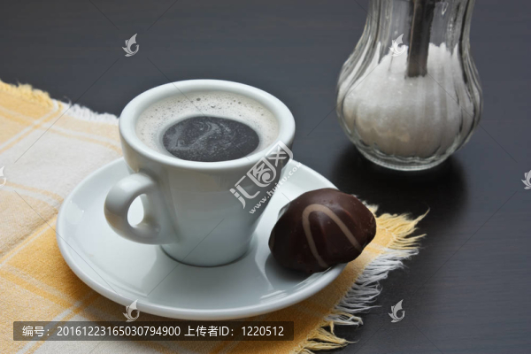 一杯咖啡和巧克力糖