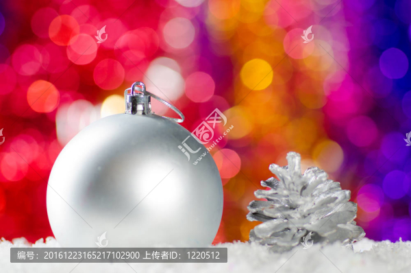 雪中的圣誕裝飾。