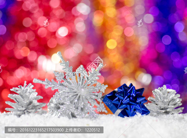 雪中的圣誕裝飾。