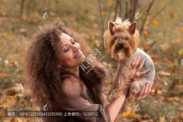 女人和小狗
