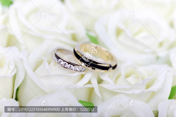 白玫瑰花束上的兩枚結(jié)婚戒指。