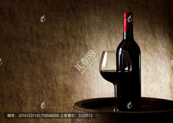 紅酒；酒瓶；玻璃和舊桶