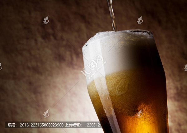 老石上的啤酒