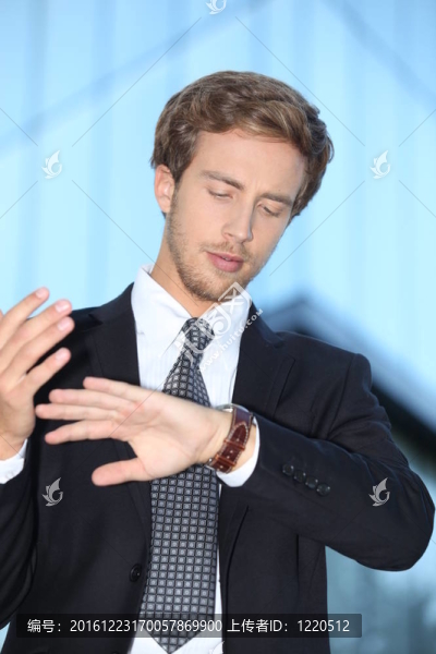 年輕商人看著他的手表