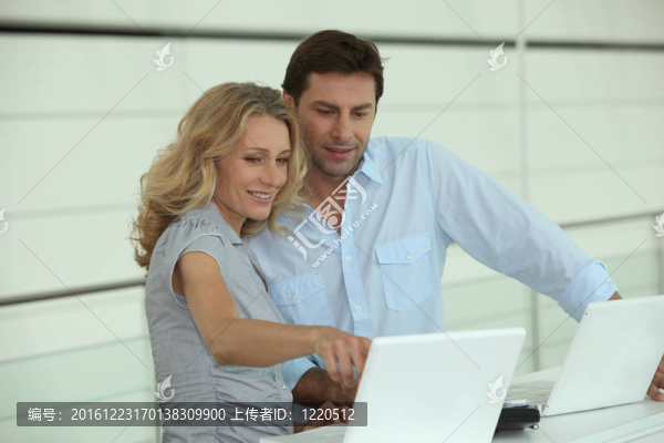 夫婦在筆記本電腦上工作