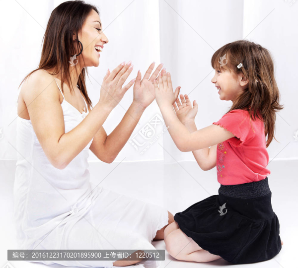 女人和孩子的歡笑和玩耍