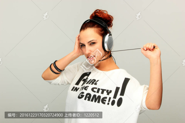 戴耳機的年輕女孩