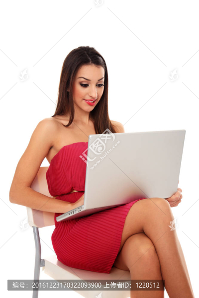 坐著的女孩拿著筆記本