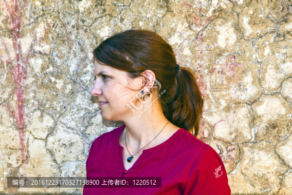美麗的白人婦女在琥珀堡擺姿勢；印度